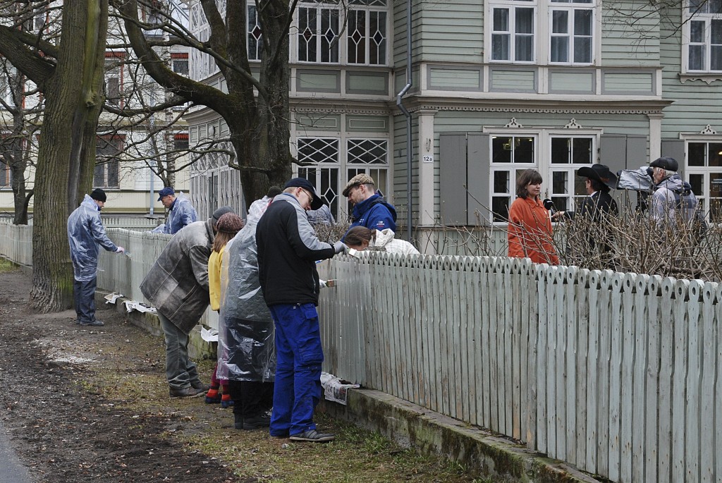 Tammsaare muuseumi aiavärvimise talgud 2013_foto Sven Puusepp