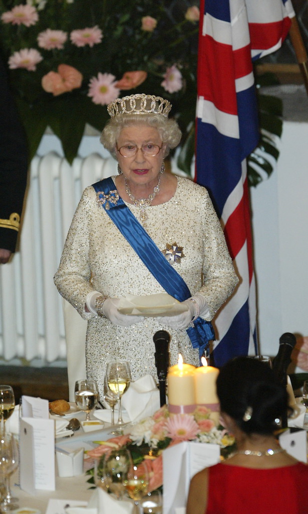 TLNSLO: KUNINGANNA ELIZABETH II RIIGIVISIIT EESTIS:TALLINN,EESTI, 19OCT06 KUNINGANNA ELIZABETH II PIDULIKUL ÕHTUSÖÖGIL MUSTPEADE MAJAS kl/Foto  KALEV LILLEORG SL ÕHTULEHT