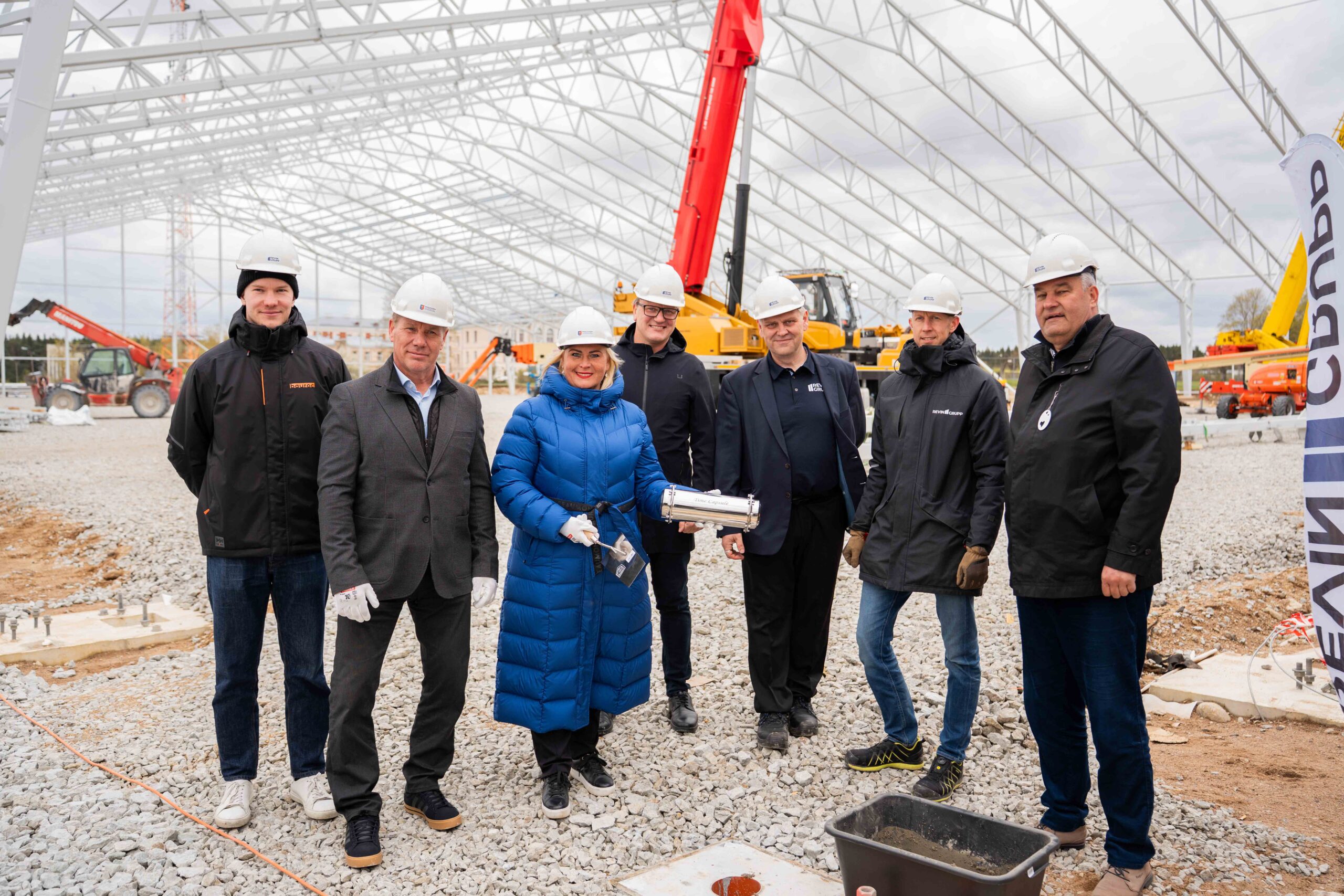 Statsionaarne, 64×100-meetrise mänguväljakuga Rakvere jalgpalli sisehall koos olmehoonega kerkib Rakvere ametikooli naabrusesse, Piiri tn 8d kinnistule ja kompl