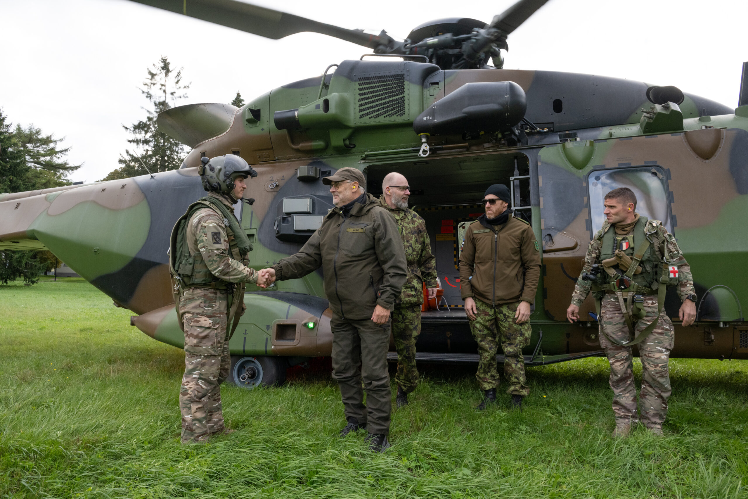 Vabariigi president Alar Karis külastas teisipäeval kaitseväe õppust Pikne, jälgis Rutja lähistel Lääne-Virumaal helikopterite laskeõppust ning kohtus Tapal Pra
