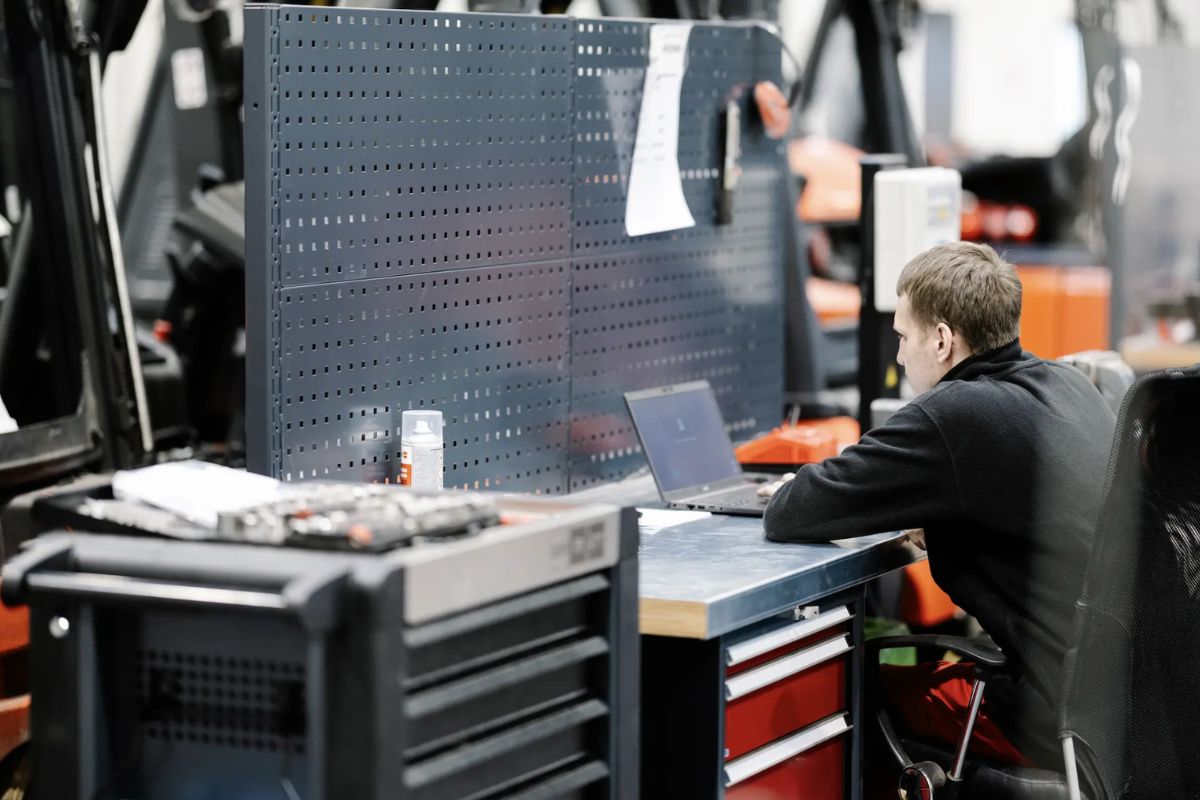 Elektrilise virnastaja ja käsivirnastaja valik sõltub eelkõige töö intensiivsusest, koormate kaalust, liikumisteede pikkusest ja vajalikust tõstekõrgusest. Käsi